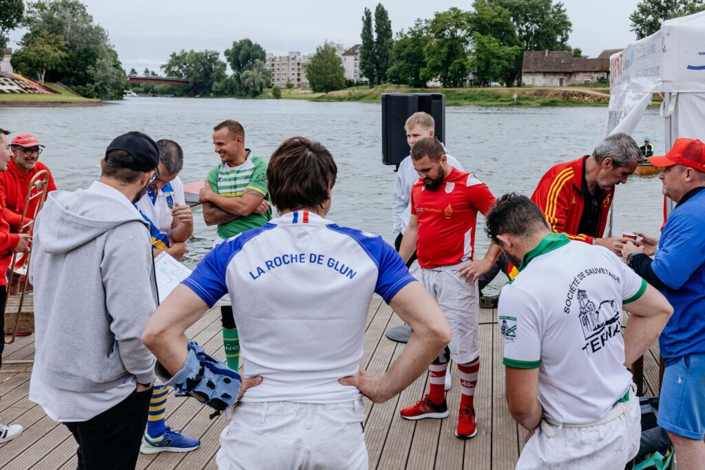les joutes nautiques et jouteurs à les joutes nautiques à Chalon-sur-Saône